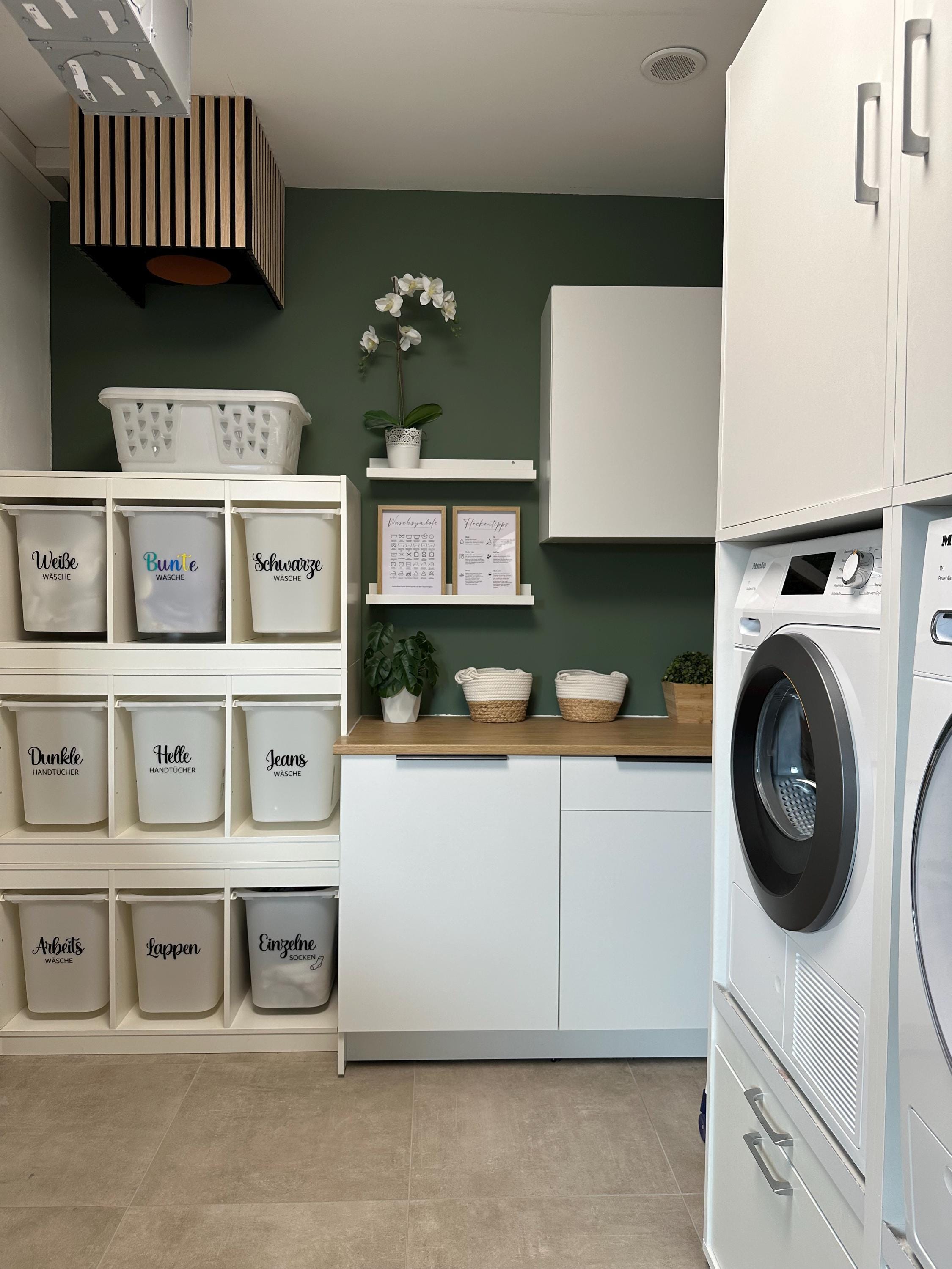 Waschküche mit weißen Aufbewahrungsboxen und beschrifteten Aufklebern von Cozynized – stilvolle Ordnungssysteme für Haushalt und Wäsche