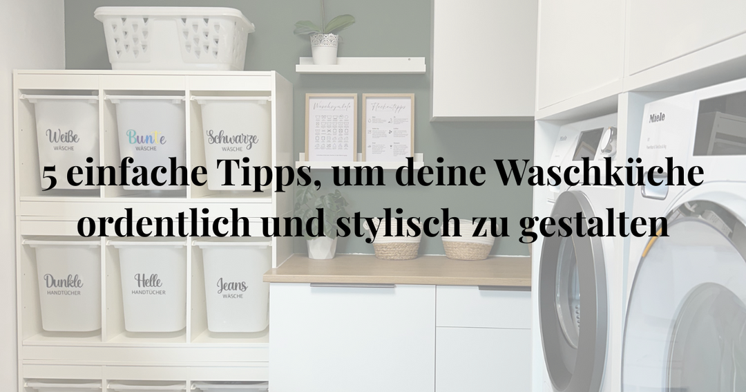 Ordentliche und stylisch eingerichtete Waschküche mit weißen Körben und Beschriftungen – 5 Tipps für mehr Ordnung im Haushalt