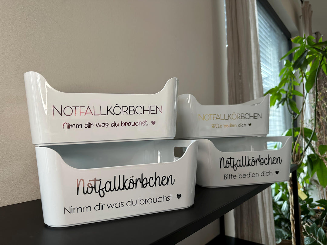 Sticker auf WC-Körbchen im Badezimmer bei Hochzeitsfeier