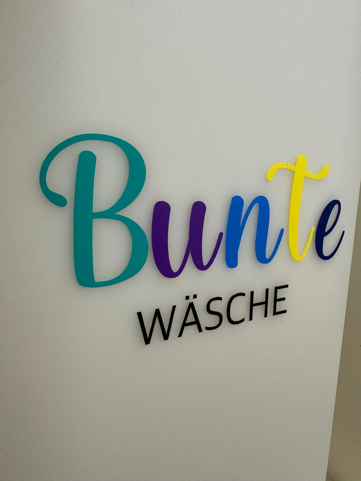 Sticker Bunte Wäsche mit Detailansicht auf Wäschekorb
