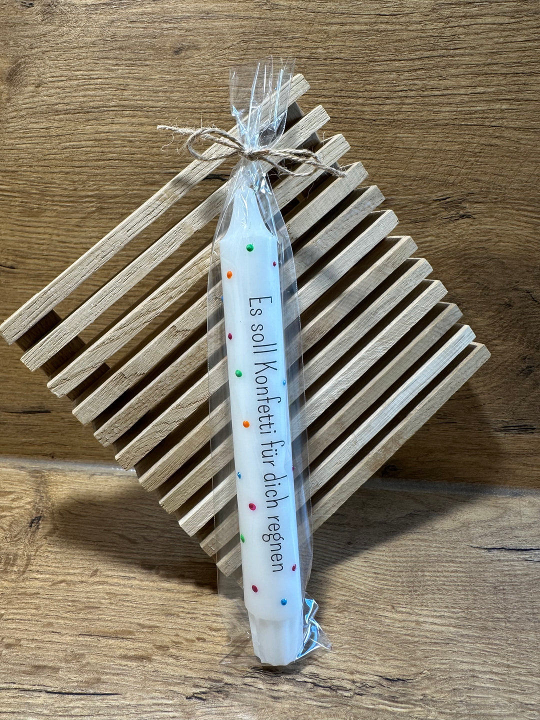 in geschenkfolie verpackt stabkerze geburtstag konfetti