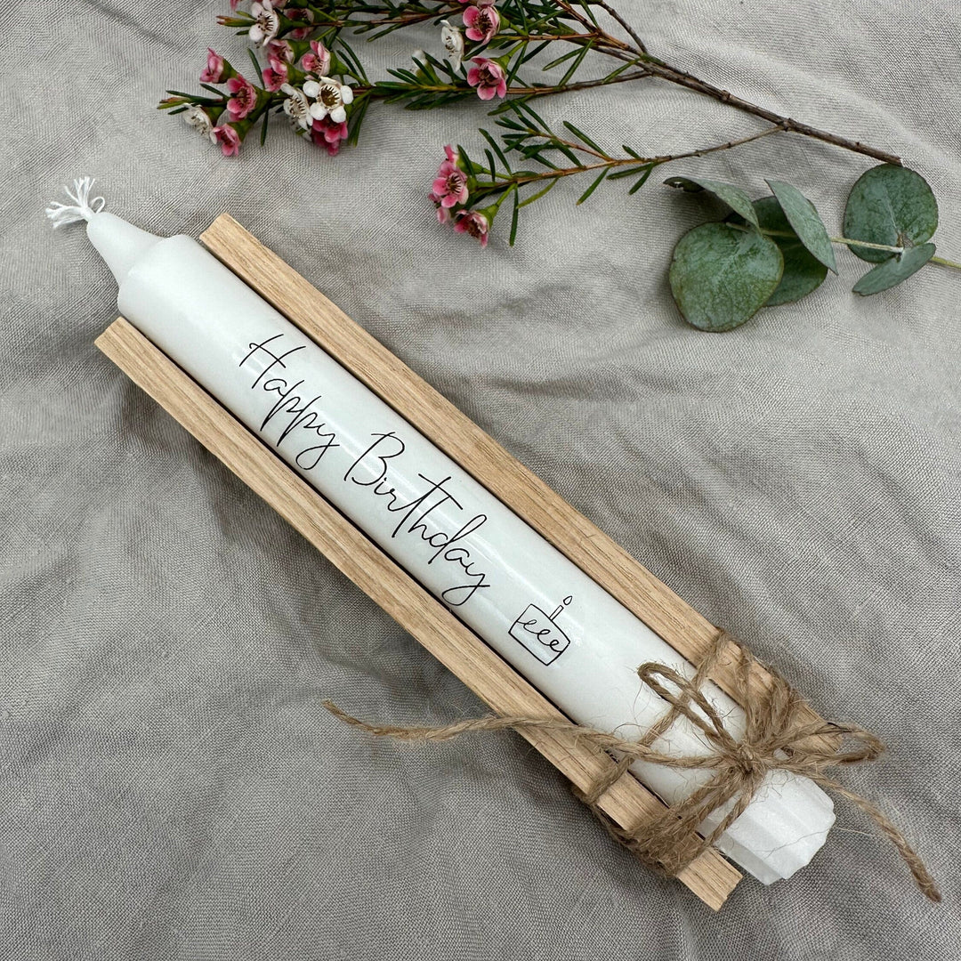 stabkerze mit dem spruch: happy birthday in einer Holz geschenkverpackung