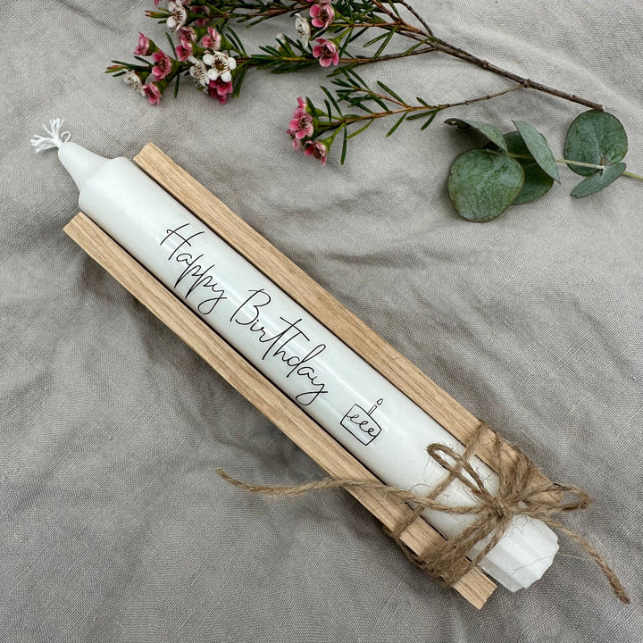 stabkerze mit dem spruch: happy birthday in einer Holz geschenkverpackung