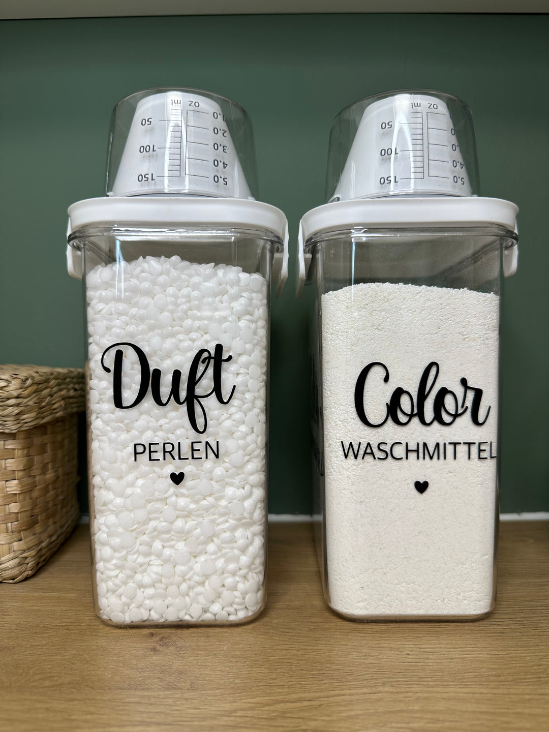 Strukturierter Haushaltsbereich mit minimalistischer Boxenbeschriftung