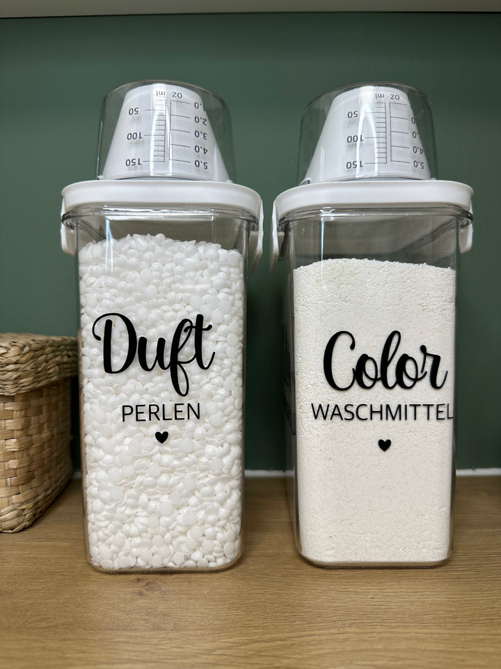 Strukturierter Haushaltsbereich mit minimalistischer Boxenbeschriftung