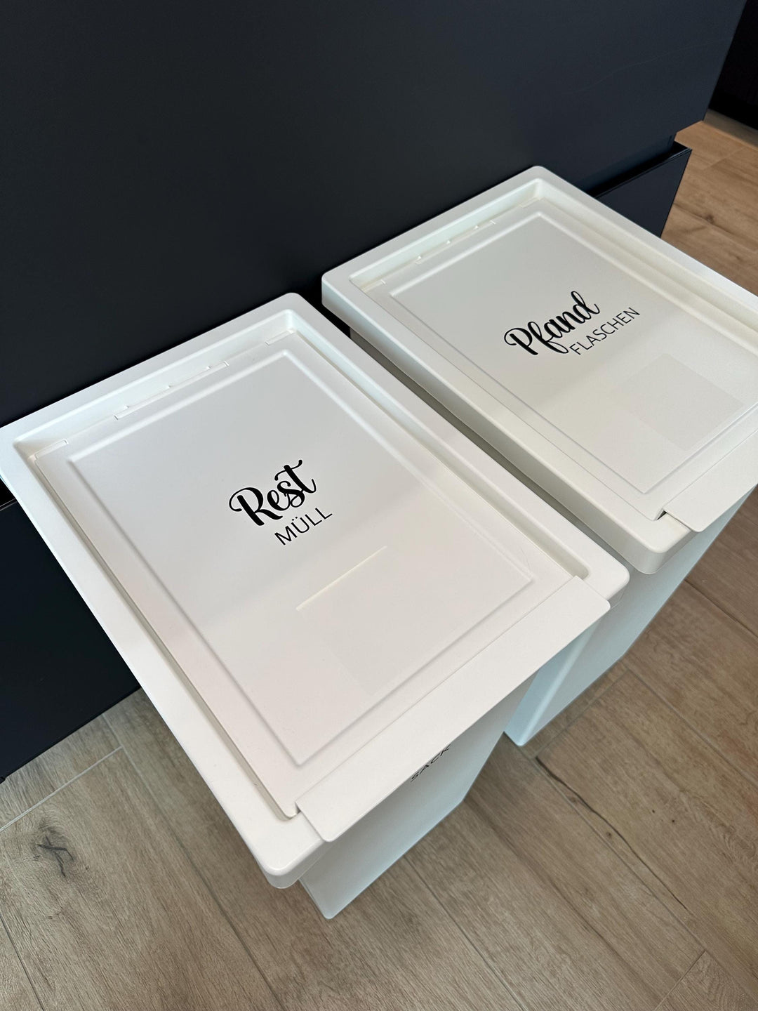 bild von zwei ikea mülleimern mit aufklebern zur mülltrennung