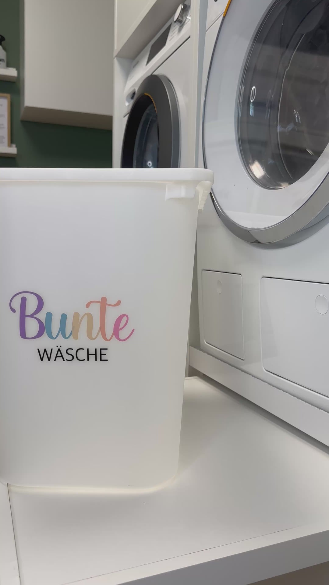 Wäschebox mit Cozynized-Sticker direkt vor Waschmaschine
