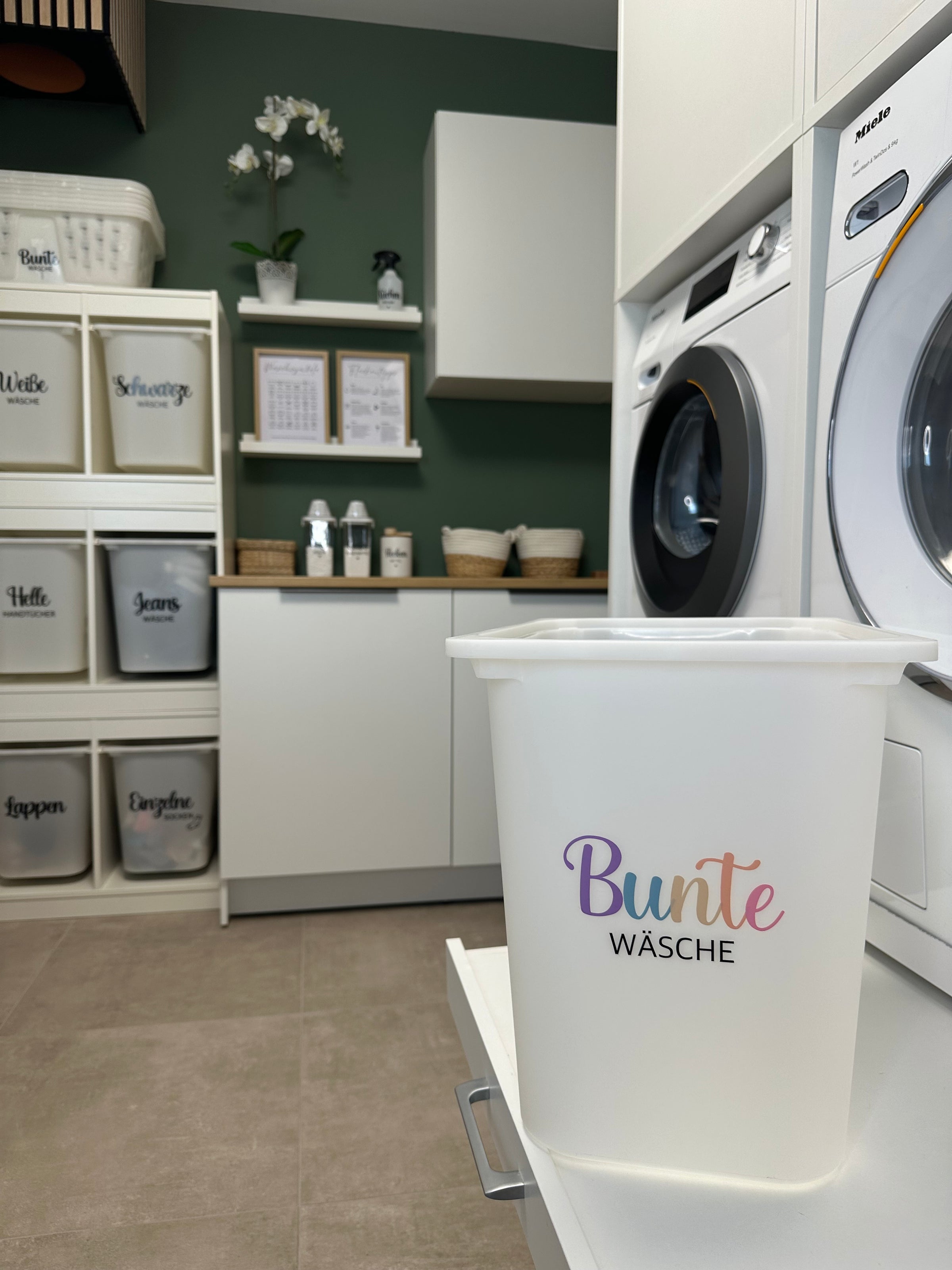 Stilvolle Waschküche mit beschrifteten Vorratsgläsern und Wäschekorb – minimalistische Vinyl-Aufkleber von Cozynized bringen Struktur und Ruhe in den Alltag.