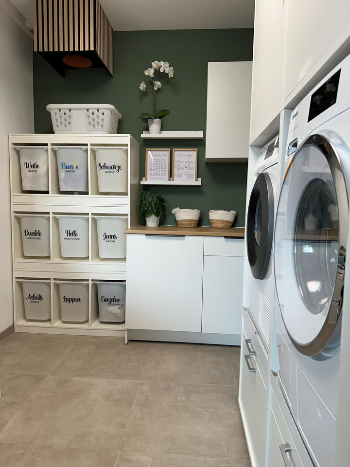 Waschküche mit mehreren Boxen und Waschmaschine im Hintergrund